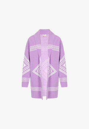 Lila kardigán, nyitott elülettel, fehér geometrikus mintákkal és háromnegyedes ujjakkal. Puha, texturált anyagból készült.