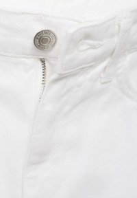 Pantaloni in denim bianco con chiusura a bottone metallico e patta con zip. Presentano una texture liscia e una cucitura sul davanti per dettagli strutturali.