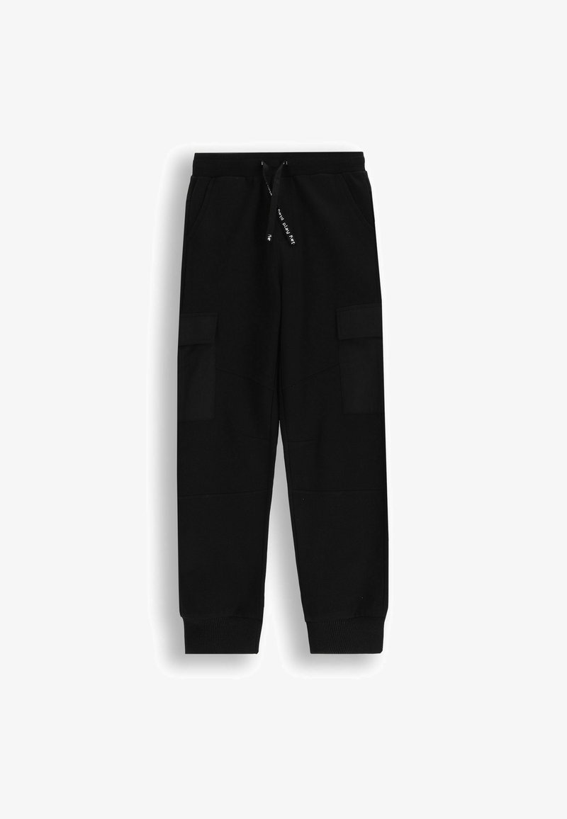 Czarne dresy z kieszeniami po bokach, ściągaczem w pasie i prążkowanymi mankietami. Materiał jest miękki, o gładkiej fakturze i prostym wzorze.