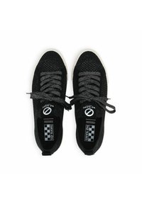 Sneaker nere con tomaia testurizzata, lacci grigi e suola bianca. Presenta il logo sulla linguetta e un motivo a scacchi sulla soletta.