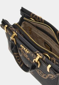 Guess SESTRI LOGO MINI SATCHEL - Ručna torba - mocha logo