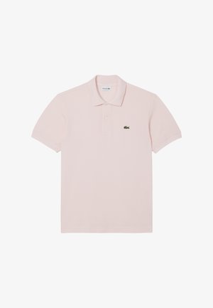 Helles rosa Poloshirt aus Baumwolle. Verfügt über einen klassischen Kragen, kurze Ärmel, eine Knopfleiste mit zwei Knöpfen und ein kleines grünes Krokodil-Logo.