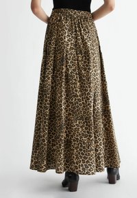 Maxi-Rock mit Leopardenmuster, ausgestattet mit einem gerafften, elastischen Bund und fließender Silhouette. Hergestellt aus leichtem Stoff mit glatter Textur.