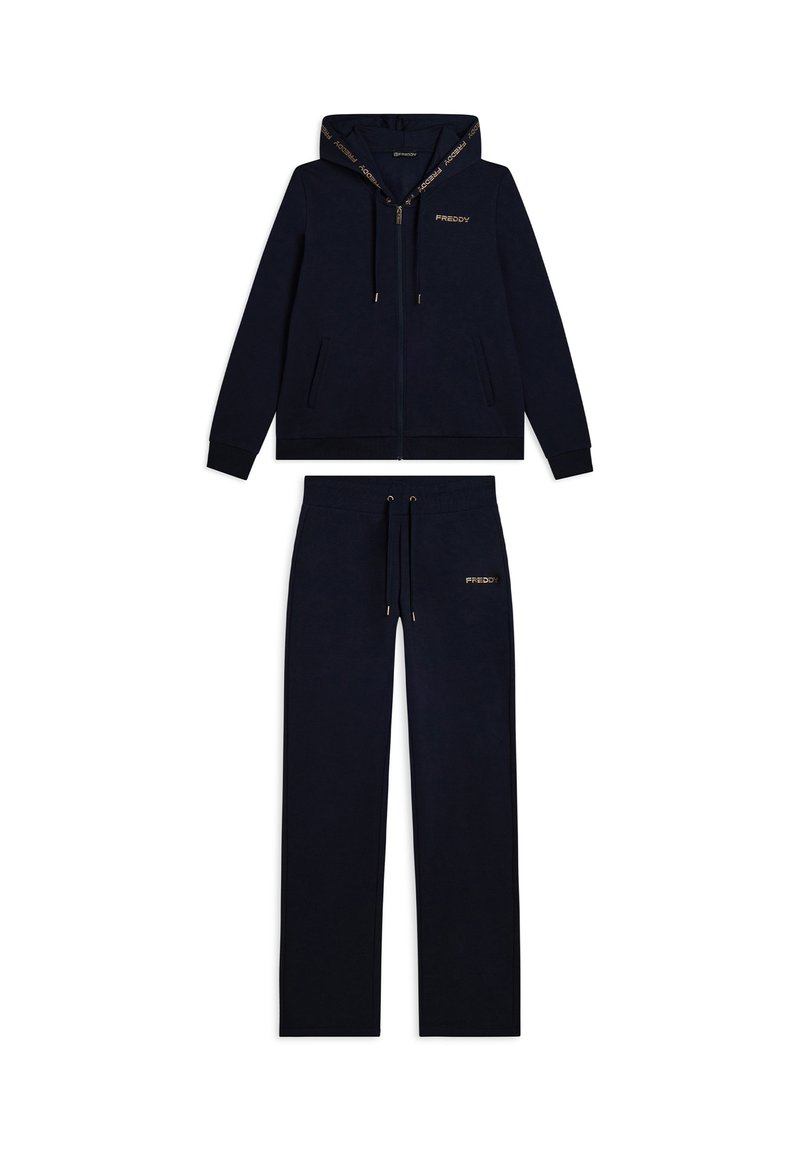 Tuta blu navy realizzato in morbido tessuto, composto da una felpa con zip e cappuccio regolabile e pantaloni coordinati con vita elastica.