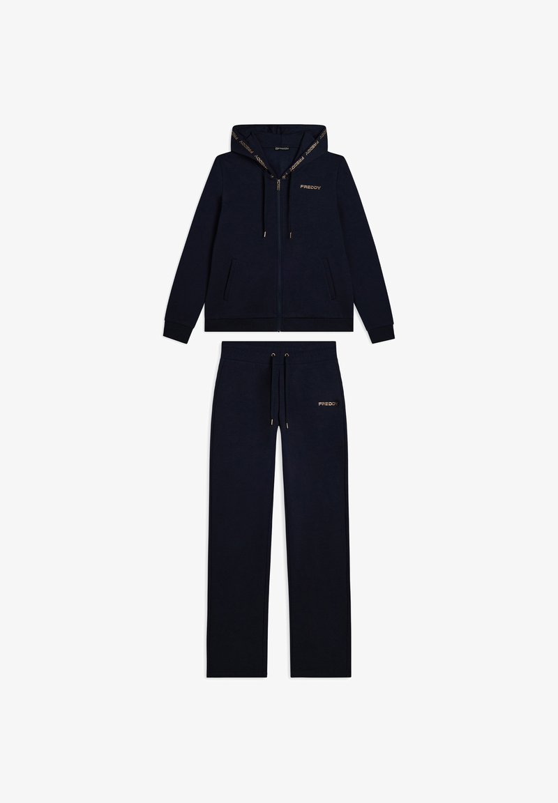 Tuta blu navy realizzato in morbido tessuto, composto da una felpa con zip e cappuccio regolabile e pantaloni coordinati con vita elastica.
