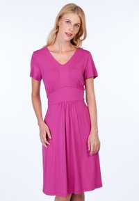 Kurzärmliges, V-Ausschnitt Kleid in leuchtendem Pink, mit Empire-Taille und gerafftem Rock. Aus weichem, glattem Stoff mit leicht strukturierter Oberfläche gefertigt.