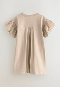 Beige kortärmad klänning med rund neck, med puffärmar och en mittsöm bak för extra designdetalj.