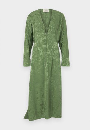 Grøn langærmet kjole lavet af glat stof med en subtil mønstret tekstur, med dyb V-hals og indsnævret talje med bindebånd.