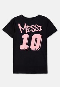 Czarna bawełniana koszulka z krótkim rękawem, z napisem "MESSI" w różowym skrypcie oraz dużą różową cyfrą "10" z tyłu.