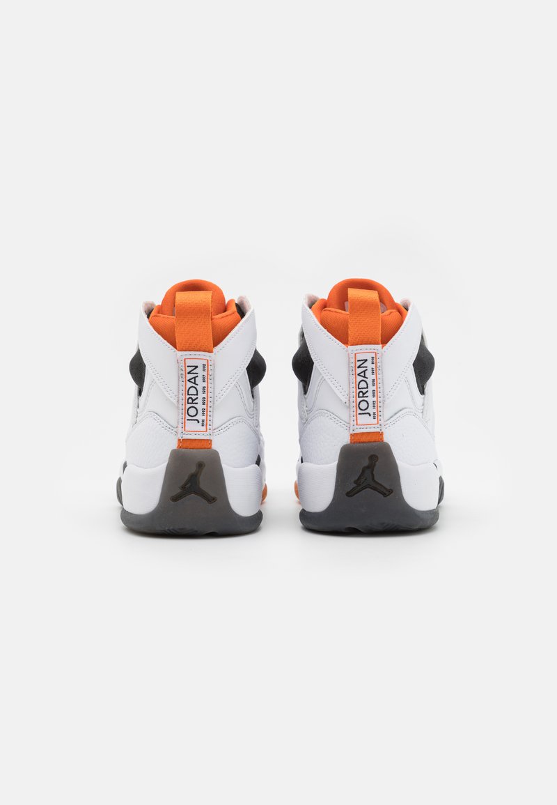Sneaker bianca con accenti neri e dettagli arancioni, caratterizzata da un collare imbottito, materiale testurizzato e un logo sul tallone.