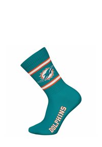 Calcetín de equipo color verde azulado con rayas blancas y naranjas, que presenta el logo de los Miami Dolphins, textura acanalada y la palabra "DOLPHINS" impresa en el lateral.