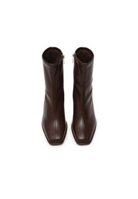 Stivali ankle in pelle marrone con punta quadrata, texture liscia e chiusure con zip nella parte superiore. Le cuciture aggiungono un elemento di design elegante.