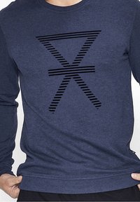 Camicia a maniche lunghe blu navy realizzata in tessuto misto cotone, con un design astratto a righe orizzontali nere sul davanti. Textura morbida, scollatura rotonda.