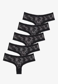 Set di cinque perizomi in pizzo nero con fantasie floreali e bordi scallop, realizzati in tessuto trasparente per un aspetto delicato.