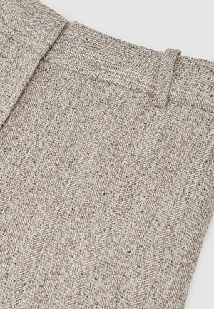 Heringbone-Musterstoff in Beige- und Grautönen mit strukturiertem Bund und kunstvollem Webmuster.