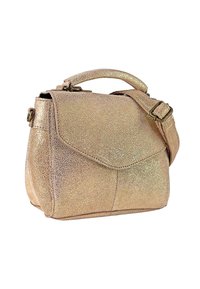 Borsa a mano dorata metallica con finitura testurizzata, dotata di chiusura a pattina, manico superiore e tracolla regolabile. Design compatto e strutturato.