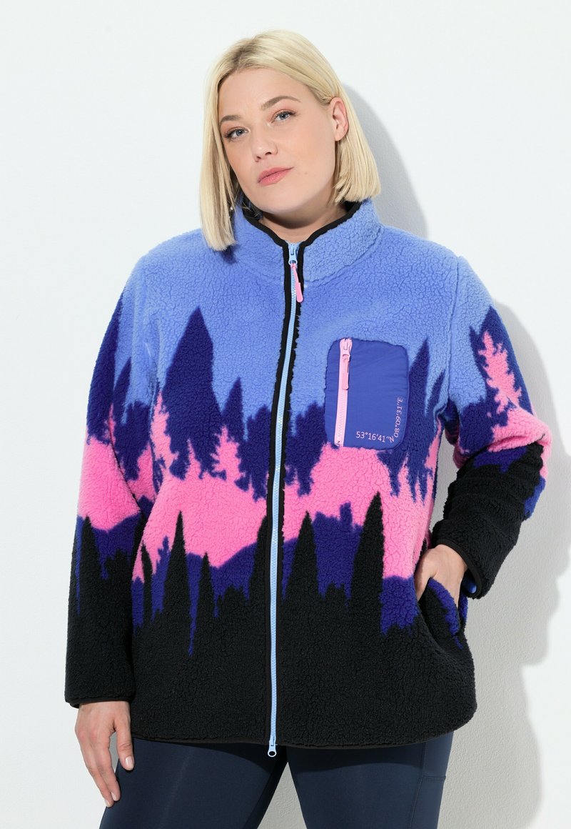 Fleecejacke mit Farbverlauf: blau, pink und schwarz. Verfügt über eine mit Reißverschluss ausgestattete Tasche, weichen Stoff, hohen Kragen und lockere Passform.