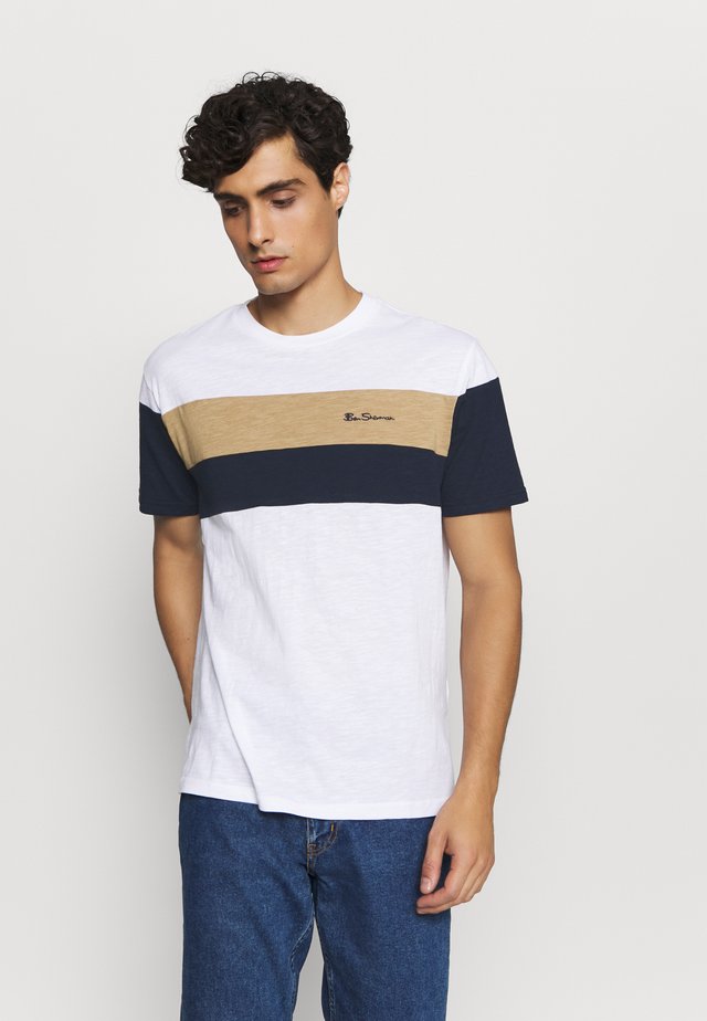 HERITAGE SPORTS BLOCK TEE - Printtipaita - white