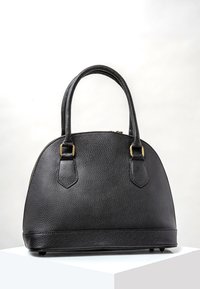 Borsa a mano in pelle nera con silhouette arrotondata, superficie testurizzata, due manici corti e dettagli metallici in tonalità oro. Chiusura con zip.