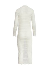 Langärmliges, tailliertes Kleid aus weißem Häkelmaterial mit einem strukturierten, offenen Gewebemuster und gewelltem Saum. Knielang.