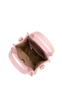 Borsa a mano in ecopelle rosa con un design strutturato, fodera interna marrone e un vano unico, che mette in mostra hardware e cuciture minimali.