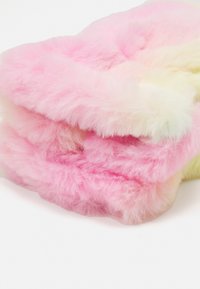 Faux fur tilbehør med en gradient af blød pink og pastelgrøn, der har en fluffy tekstur og lagdelt design.