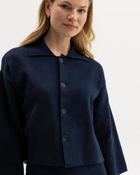 Cardigan in misto lana blu navy con maniche lunghe, colletto e chiusura a sei bottoni, caratterizzato da un tessuto testurizzato e orlo dritto.