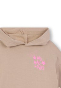 Beżowa bluza z kapturem o miękkiej teksturze, z różowym brokatowym napisem "NO BAD DAYS" oraz akcentami w kształcie gwiazd z przodu.