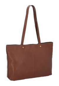 Bruine leren tote bag met een gladde textuur, voorzien van twee lange handvatten, gouden accenten en een minimalistisch ontwerp.