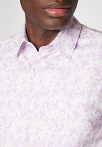 Jasnofioletowa koszula na guziki z kwiatowym wzorem, klasycznym kołnierzykiem i delikatną fakturą, z białymi guzikami i dopasowanym fasonem.