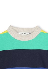 Maglione multicolore con colletto a costine beige, caratterizzato da strisce verdi, blu navy, azzurre e gialle, realizzato in un tessuto morbido con una texture liscia.