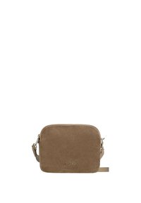Bruine suède crossbody tas met een rechthoekige vorm, voorzien van een ritssluiting en een verstelbare schouderband. Logo gedrukt op de voorkant.