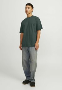 Jack & Jones JJEURBAN EDGE TEE NOOS - Basic T-shirt - forest river
