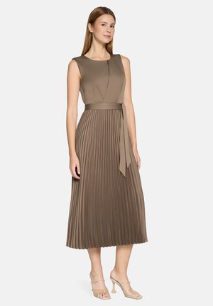 Ärmelloses, plissiertes Midikleid in Taupe mit tailliertem Oberteil und Gürtel in der Taille. Glatte Textur, vielseitiges Design.