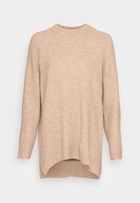 Beige_langärmliger_strickpullover_mit_rippkragen,_Rippbündchen_und_asymmetrischem_Saum,_der_eine_weiche,_gemütliche_Struktur_zeigt.
