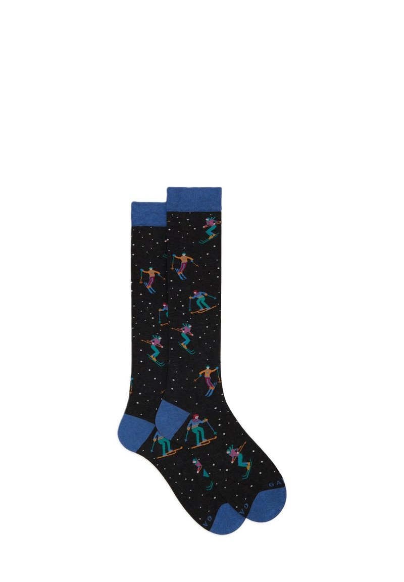 Calze nere fino al ginocchio con risvolti a coste blu, caratterizzate da motivi di sciatore colorati e macchie bianche che assomigliano alla neve. Materiale morbido e elasticizzato.