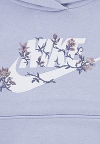 Ανοιχτό μωβ φούτερ με έντονο λευκό λογότυπο Nike διακοσμημένο με κομμάτια κεντητής ανθοκομίας σε ροζ και πράσινους τόνους. Υπέροχος υφασμάτινος ιστός.