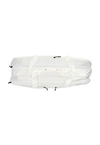 Valkoinen duffel-laukku, joka on valmistettu kestävästä kankaasta ja jossa on kaksi ylälaukkua, vetoketju suljenta ja mustat metalliosat sivuilla.