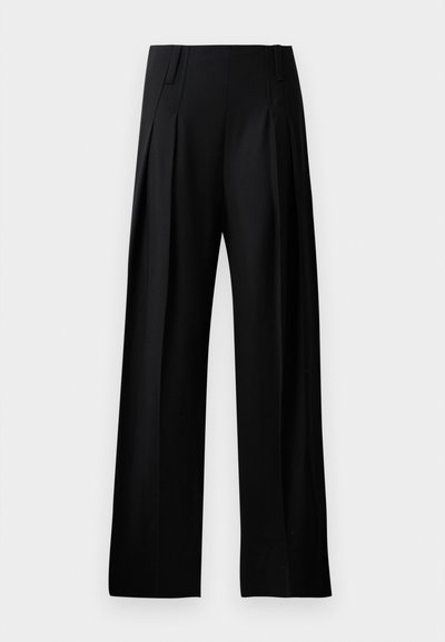 Schwarze maßgeschneiderte Hose mit weitem Bein, die vorne Falten hat und eine glatte Textur aufweist. Keine sichtbaren Beschläge oder Muster.