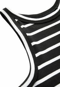 Mustvalge triibuline must tank top. Ribikoe, ümar kaelus ja kontrastne valge ääris servadel.