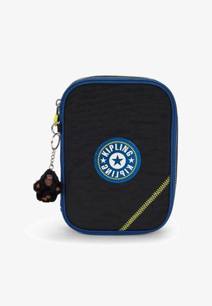 Pochette en tissu noir avec fermeture éclair bleue, logo Kipling rond bleu. Présente une couture en zigzag jaune et un porte-clés gorille noir.