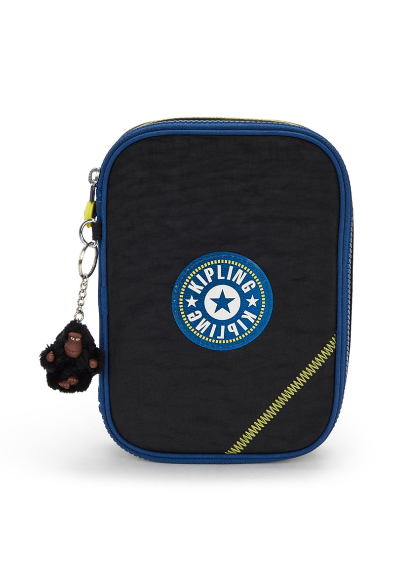 Czarna torba z tkaniny z niebieskim zamkiem, okrągłe niebieskie logo Kipling. Posiada żółty zygzakowy szew i czarny breloczek w kształcie goryla.