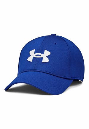 Blå baseballkasket lavet af stof, har en afrundet krone, buet skygge og et hvidt logo foran. Tekstureret overflade med syningsdetaljer.