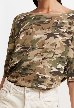 Košile s maskáčovým vzorem v odstínech zelené a béžové, s širokým výstřihem a volným střihem. Měkká, texturovaná látka s tříčtvrtečními rukávy.