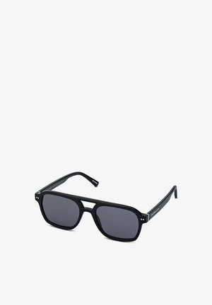 Schwarze Sonnenbrille mit rechteckiger Form, dunkel getönten Gläsern und breiter Brücke. Verfügt über minimale Details an den Kunststoffrahmen.