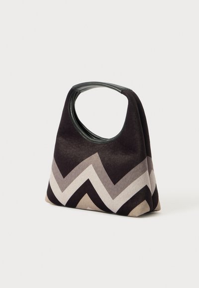 Τσάντα hobo με στρογγυλή λαβή, φτιαγμένη από μαλακό ύφασμα σε σκούρους τόνους με ζιγκ-ζαγκ μοτίβα σε κρέμ και γκρι, διαθέτοντας λεία επιφάνεια.