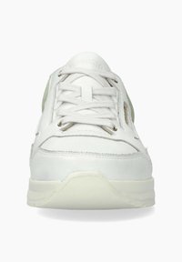 Baskets blanches avec une finition en cuir lisse, bout rond, accents texturés et lacets plats. Présente des détails verts sur les côtés.