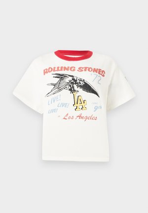 Balta medvilninė marškinė su raudonu apykaklės kraštu, kuriuose pavaizduota paukščio grafika, tekstas „Rolling Stones '72“ ir „LA“ dizaino elementai įvairiomis spalvomis.