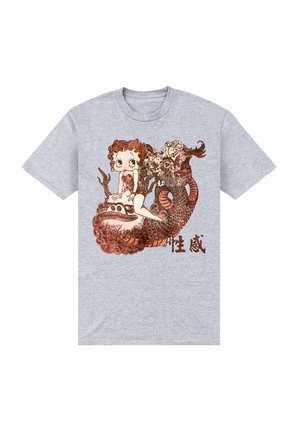 Camiseta de algodón gris con un diseño gráfico colorido de una chica con cabello rojo, sentada sobre una serpiente estilizada, con texto en japonés.