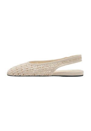 Zapato slingback plano beige con diseño superior tejido y punta afilada, con talón abierto y suela fina.